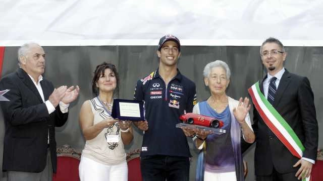 Il trofeo Bandini al pilota Daniel Ricciardo (foto Veca)