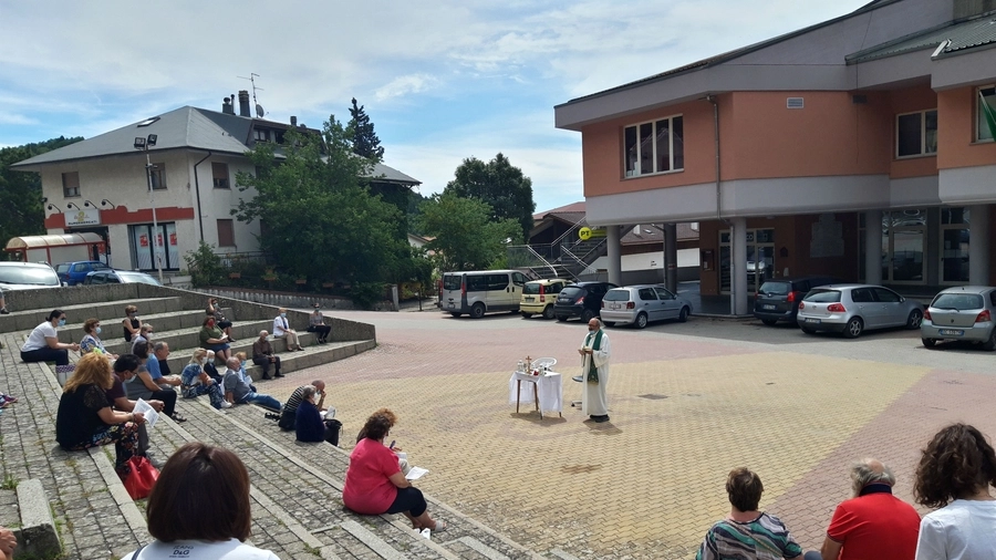 Messa in piazza a Montecopiolo durante la pandemia da Covid-19 (Fotoprint)