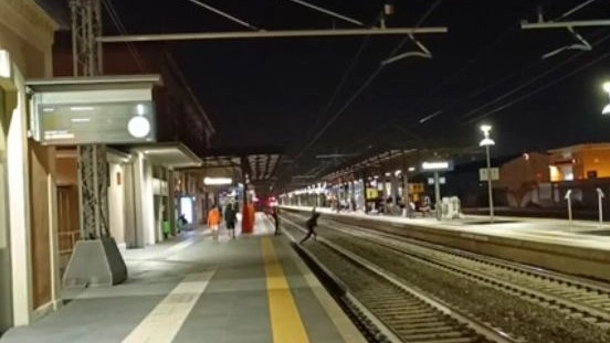 Giovane attraversa i binari in stazione a Cesena mentre sta arrivando il treno