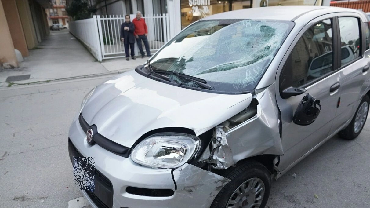 Porto San Giorgio, l'auto dopo l'incidente (foto Zappilli)