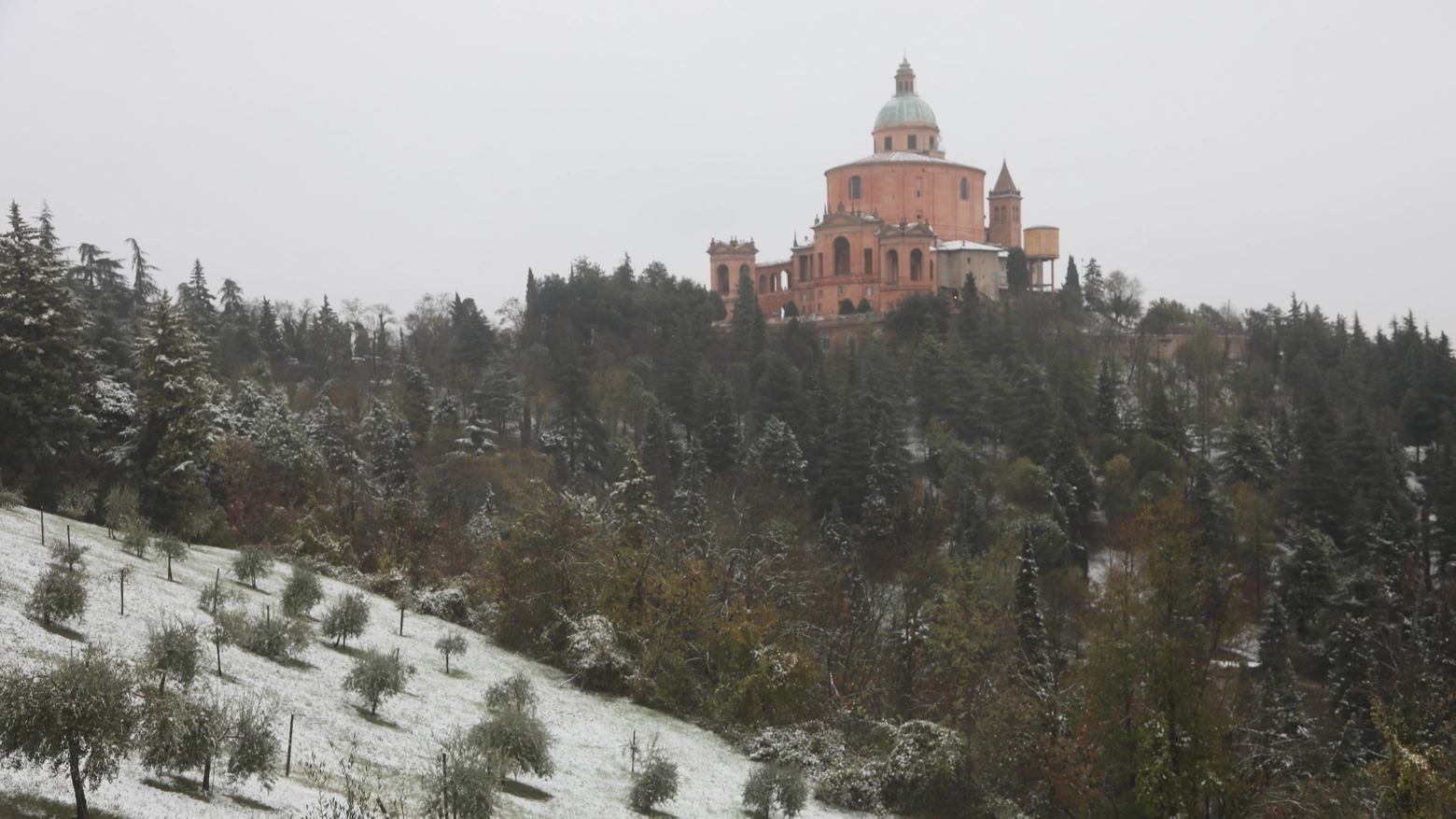 La neve ha già imbiancato San Luca, arriverà in città (foto Schicchi)