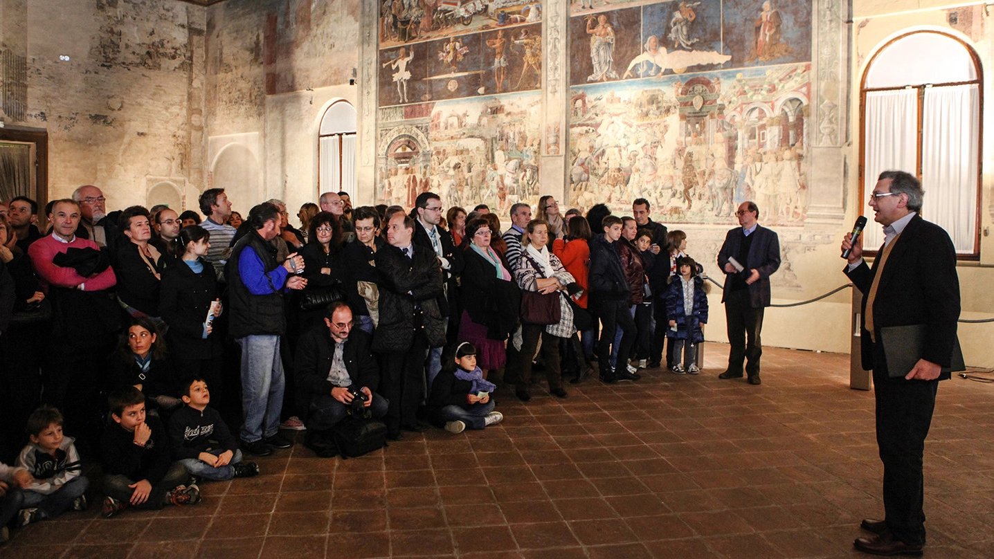 Il pubblico nel Salone dei Mesi, uno dei capolavori più amati dai turisti in visita a Ferrara