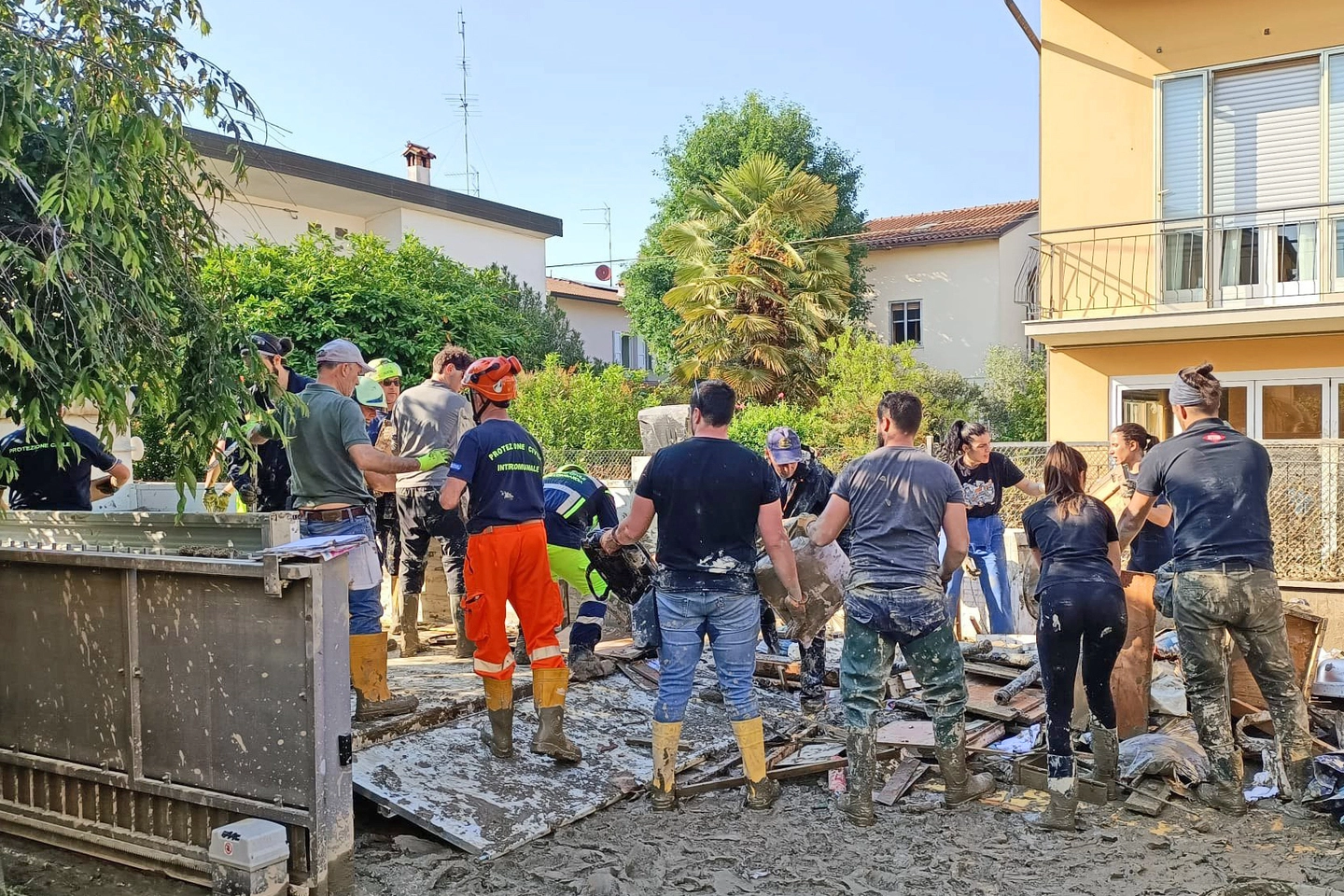 Gli angeli del fango impegnati in Romagna dopo l'alluvione