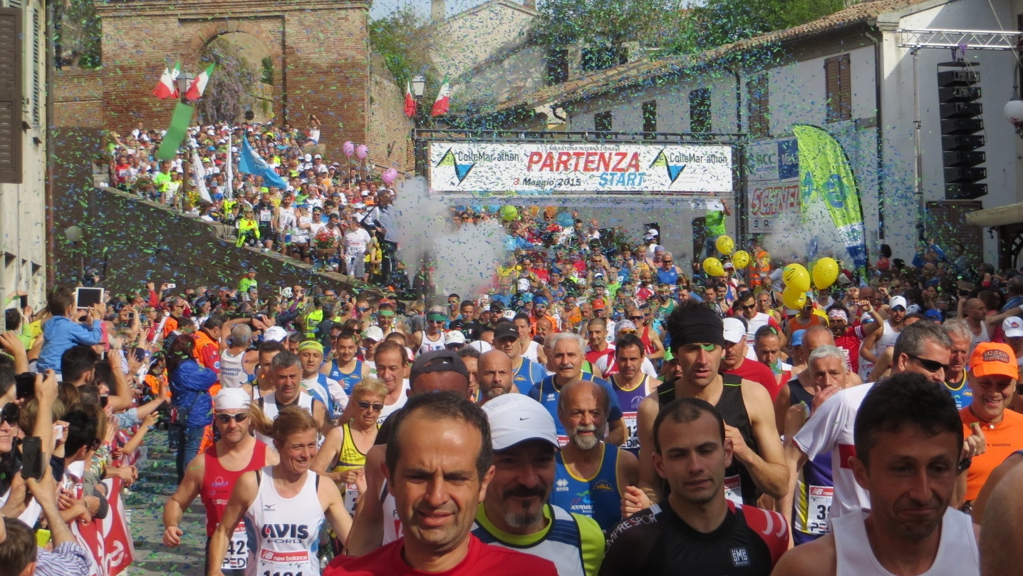 La partenza per quasi 1200 runner della maratona Barchi-Fano