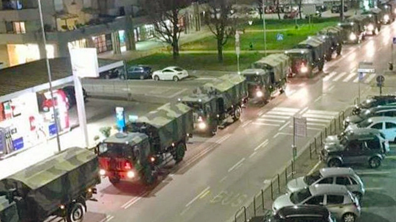 Bergamo, marzo 2020: camion dell'esercito portano via le bare delle vittime di Covid