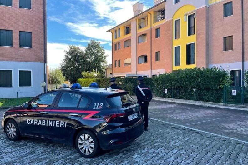 I carabinieri davanti al palazzo del tentato omicidio