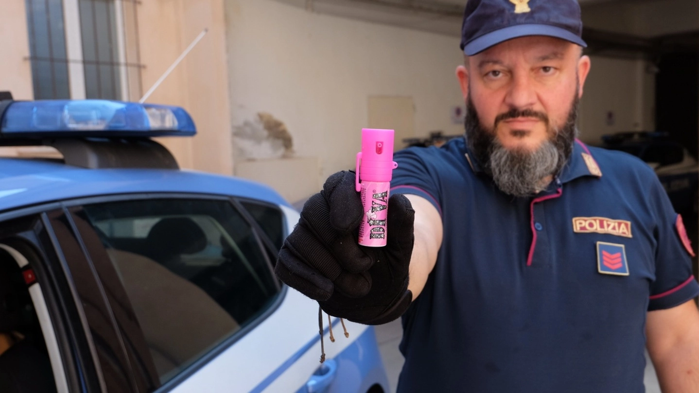 Un rappresentante delle forze dell’ordine tiene una bomboletta di spray al peperoncino