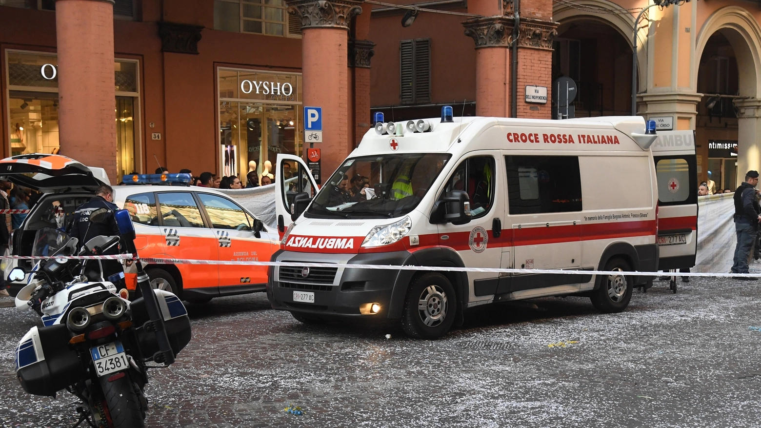 Bambino caduto dal carro a Bologna, i soccorsi in via Indipendenza (FotoSchicchi)