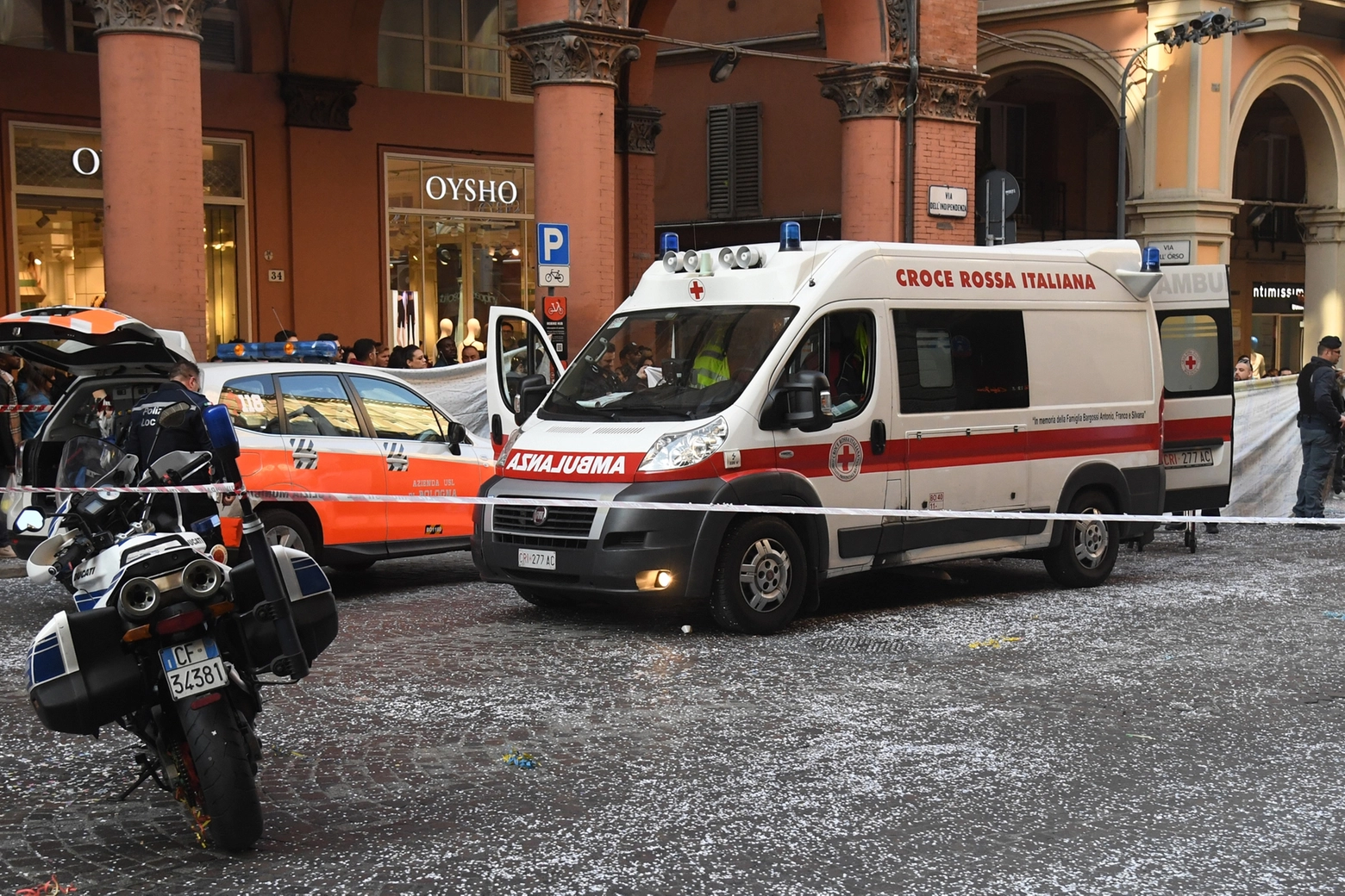 Bambino caduto dal carro a Bologna, i soccorsi in via Indipendenza (FotoSchicchi)