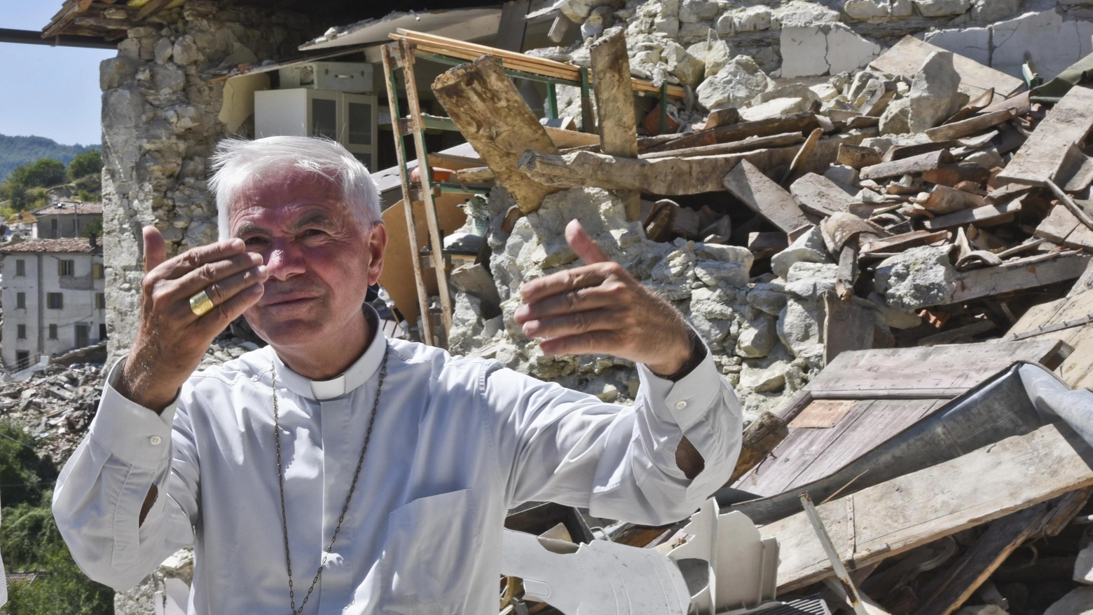  il vescovo di Ascoli Piceno monsignor Giovanni D'Ercole un anno fa tra le macerie