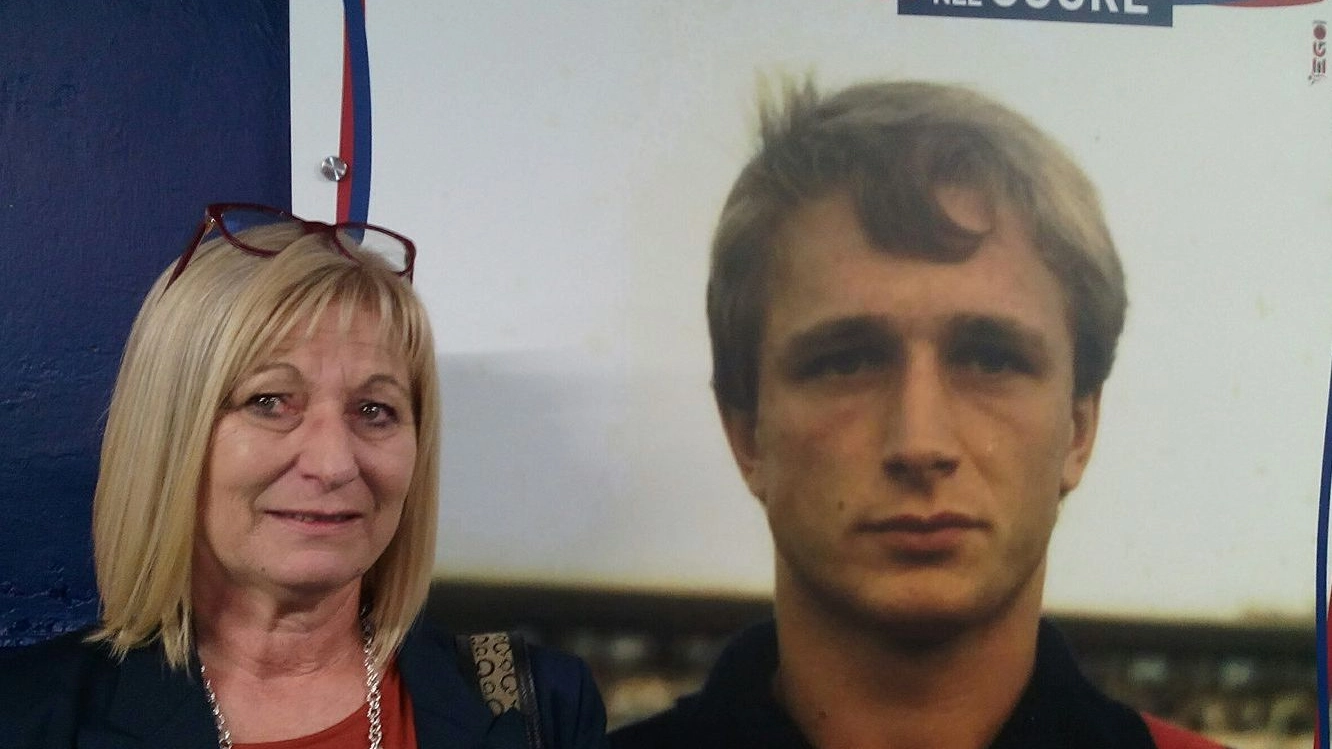  Donata Bergamini, sorella di Denis, davanti a una immagine del fratello con la maglia  del Cosenza Calcio. Il centrocampista di Boccaleone è morto 28 anni fa (foto tratta da Facebook)