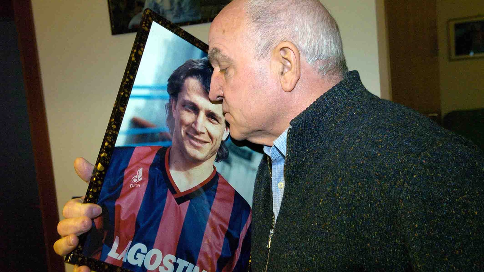 Domizio Bergamini bacia la foto del figlio Denis (foto Businesspress)