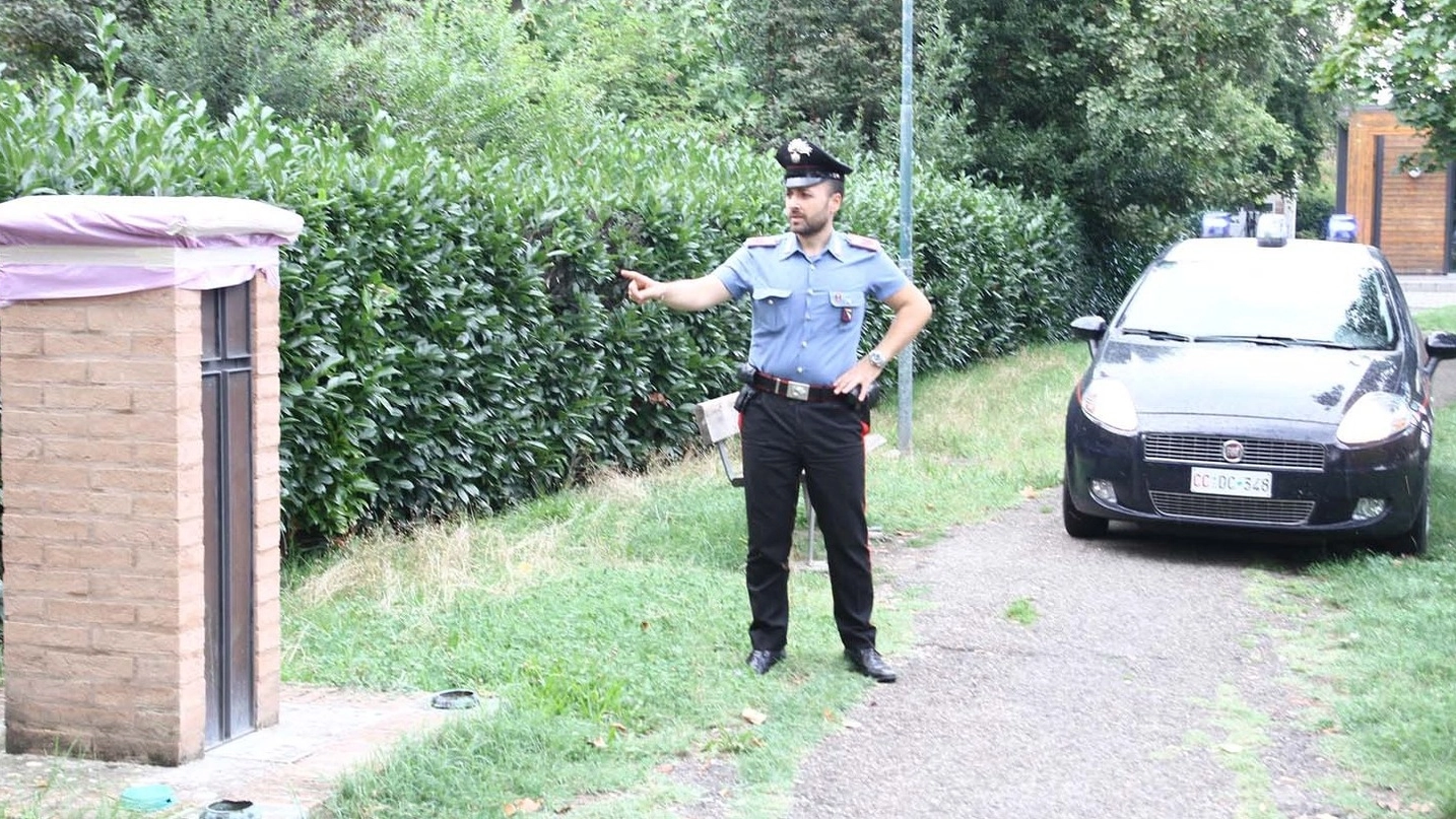 I carabinieri sul luogo dove hanno trovato la Madonnina decapitata (foto Artioli)