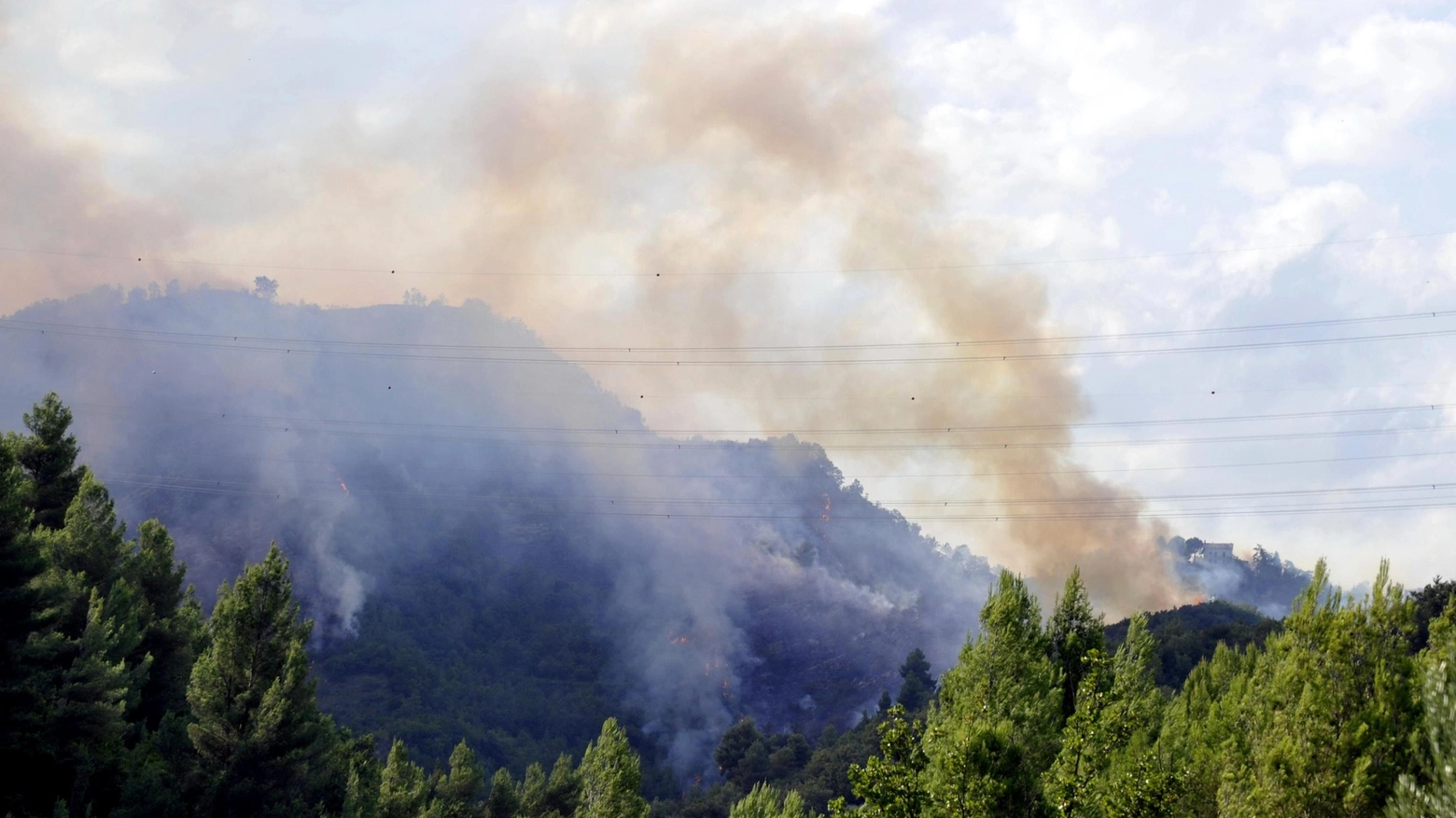 Scontro tra tornado, l'incendio causato dall'incidente nel cielo di Ascoli (Ansa)