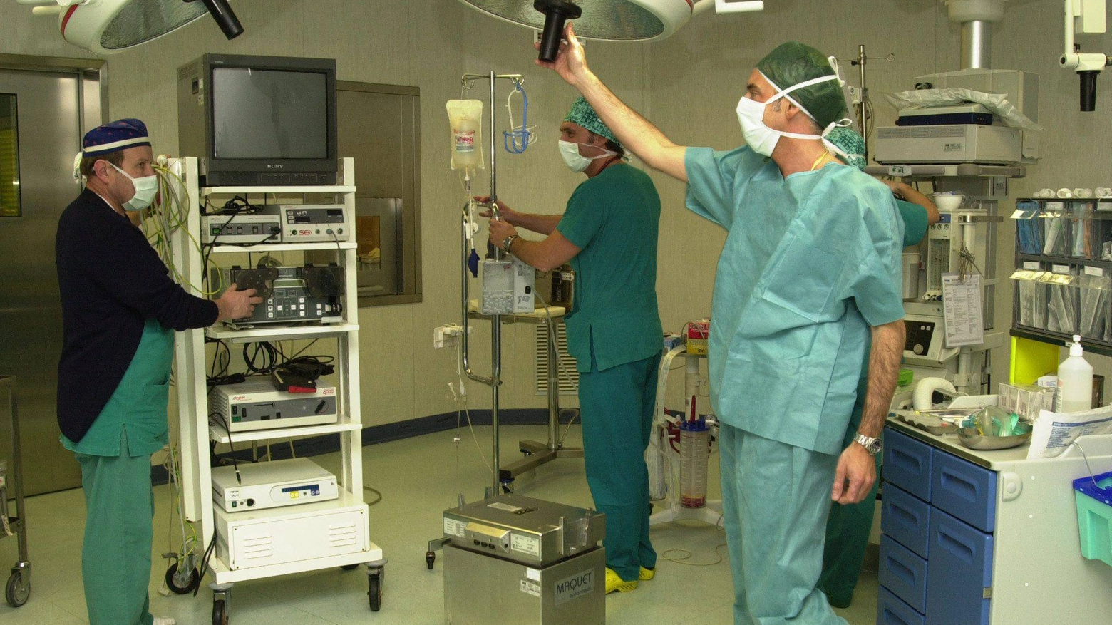 Medici all'interno di una sala operatoria