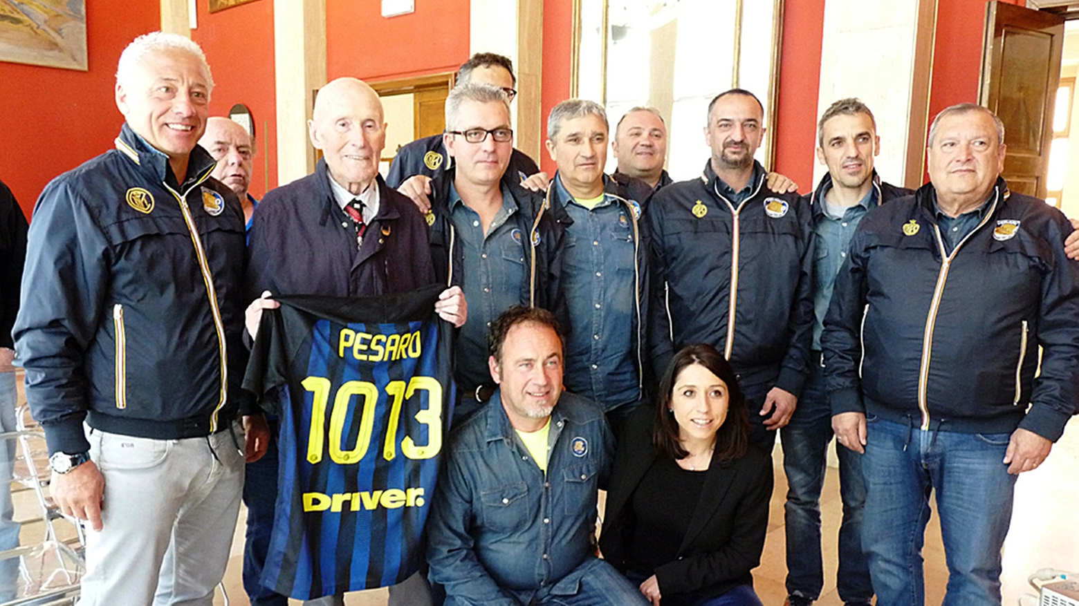 Inter Club pesaro, la tessera numero mille al super tifoso Otelli Ridolfi, 93 anni