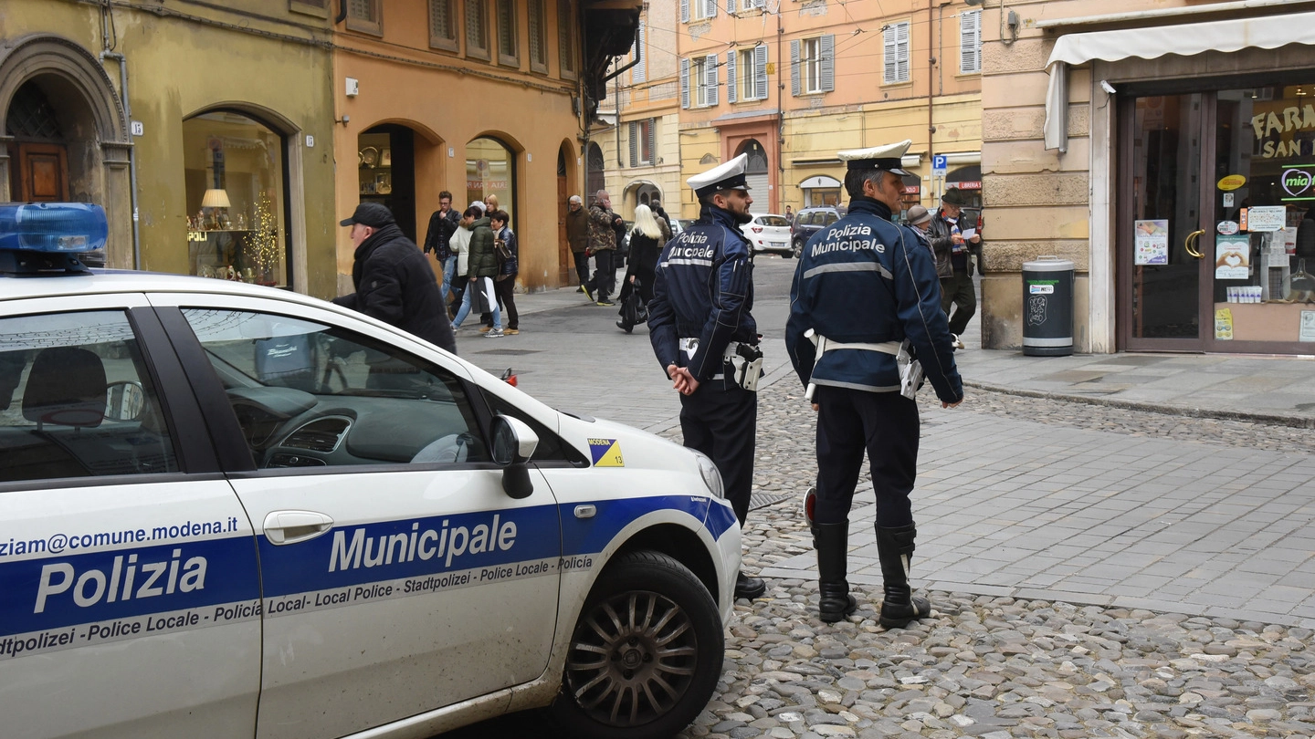 Controlli della polizia municipale in corso Canalchiaro (FotoFiocchi)