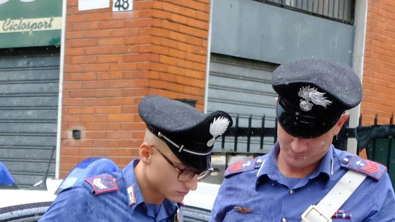 Minaccia i carabinieri col coltello: 19enne nei guai