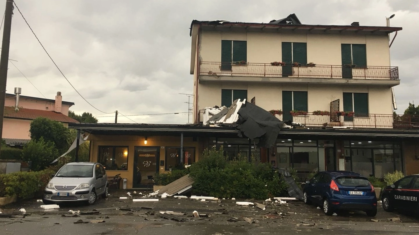 I danni provocati dal vento all’hotel Boni di Molinella