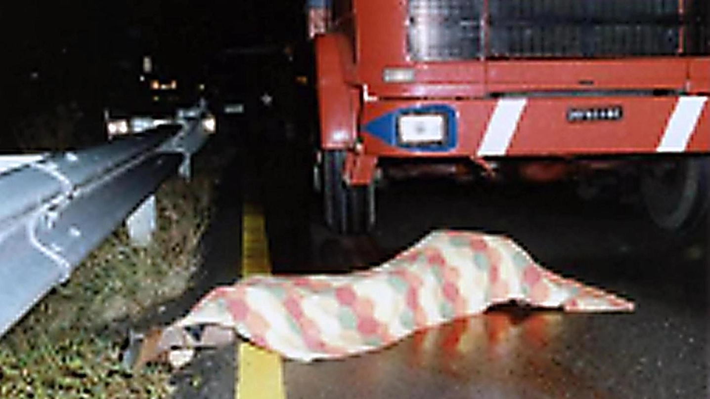 Il Corpo di Denis Bergamini vicino al camion (foto Ansa)