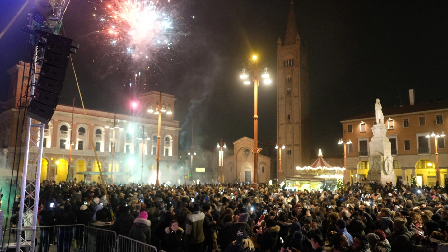 La piazza in festa per Capodanno (foto Frasca)