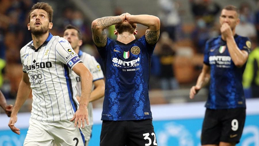 Inter-Atalanta: Dimarco si dispera per il rigore sbagliato (Ansa)