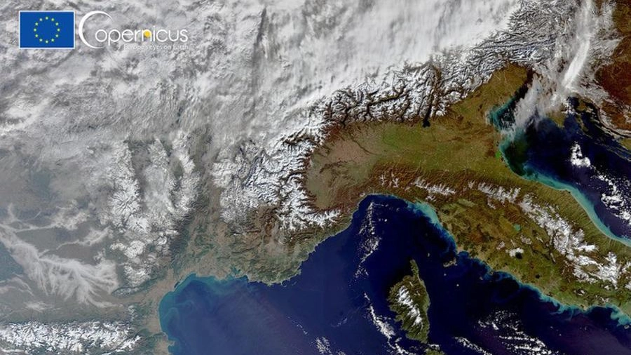 Foto dallo spazio: la prima neve della stagione che ha imbiancato Alpi e Appennini 