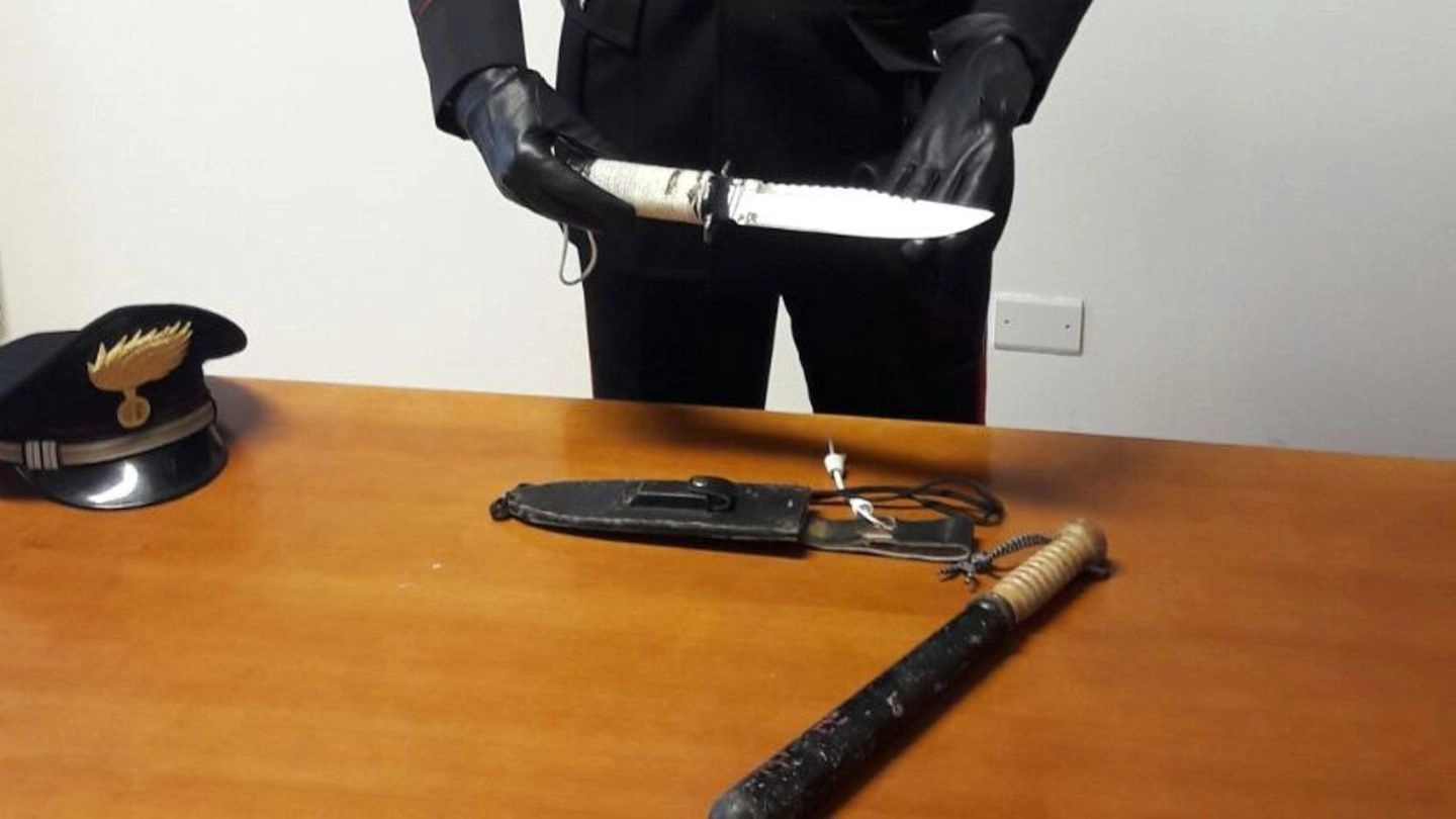 Il pugnale e il manganello  sequestrati dai carabinieri