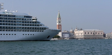 Navi da crociera in rada a Venezia: si ritenta con il servizio navette