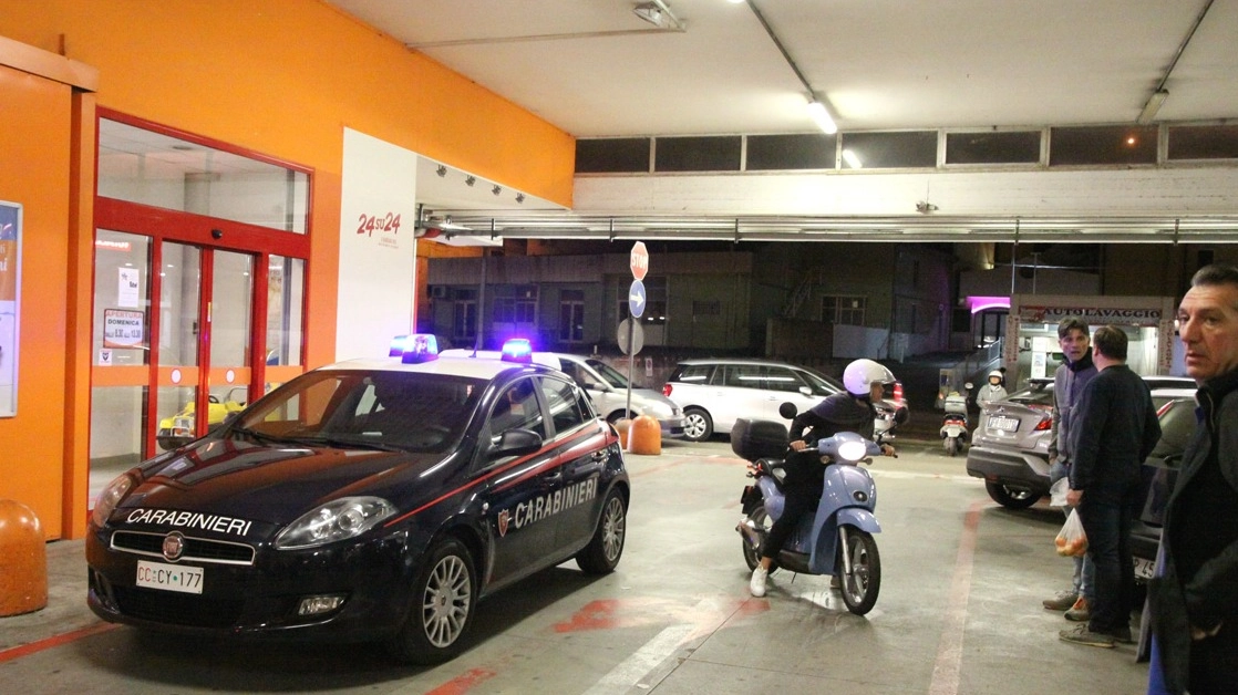 I carabinieri davanti al supermercato rapinato