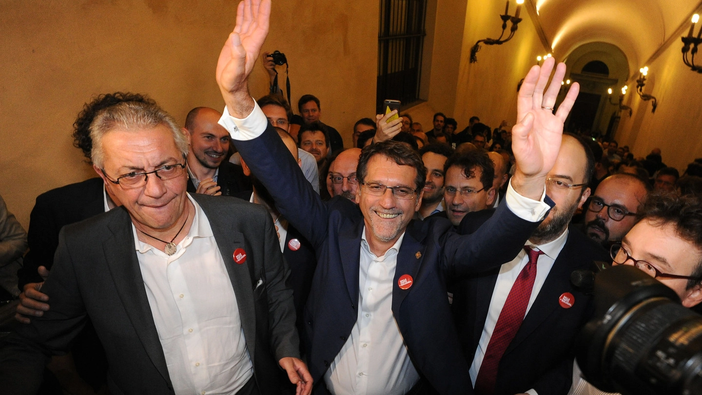 Al centro, Virginio Merola festeggia la vittoria al ballottaggio a Bologna (Schicchi)