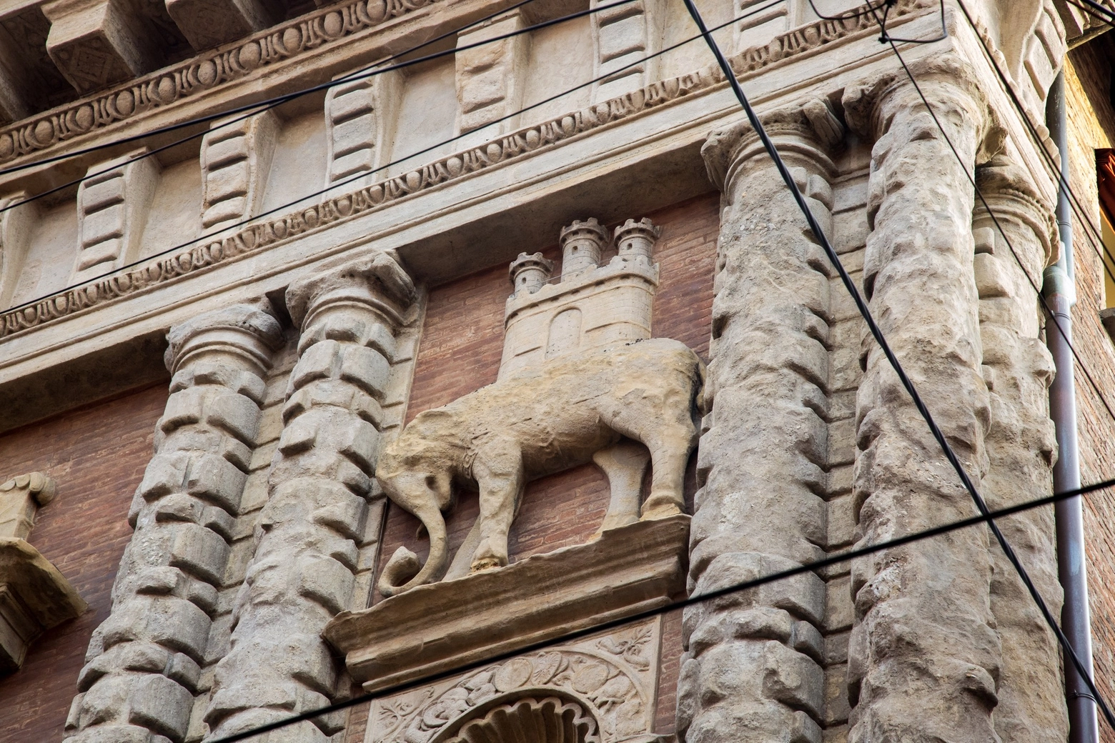 L'elefante su palazzo Fantuzzi (foto di Movimage © Fai - Fondo Ambiente Italiano)