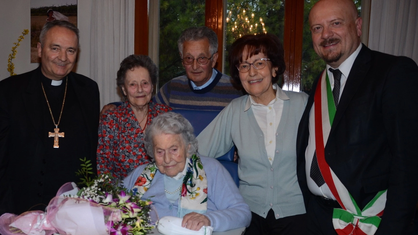 Anna con i suoi familiari più stretti, il vescovo Corazza e l’ex sindaco Drei (Salieri)