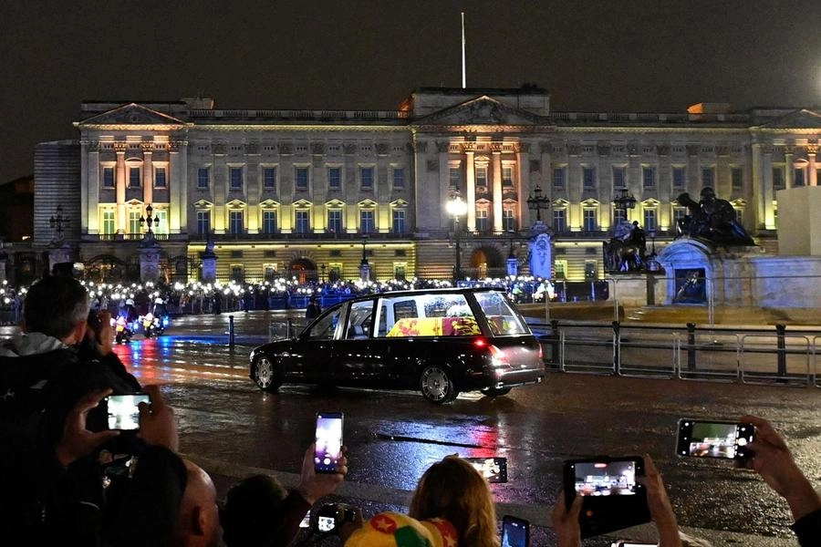 Il feretro a Buckingham Palace (Ansa)