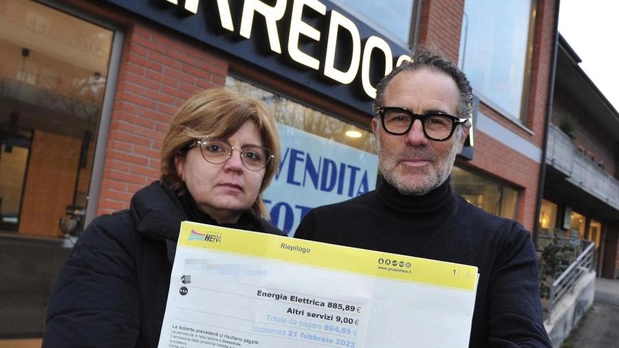 Fabio Tonti e Milena Del Baldo, titolari di Arredo Casa, con la bolletta in mano