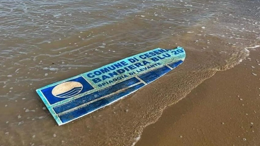 Il cartello di Cesenatico portato dalle mareggiate in Puglia, a Peschici