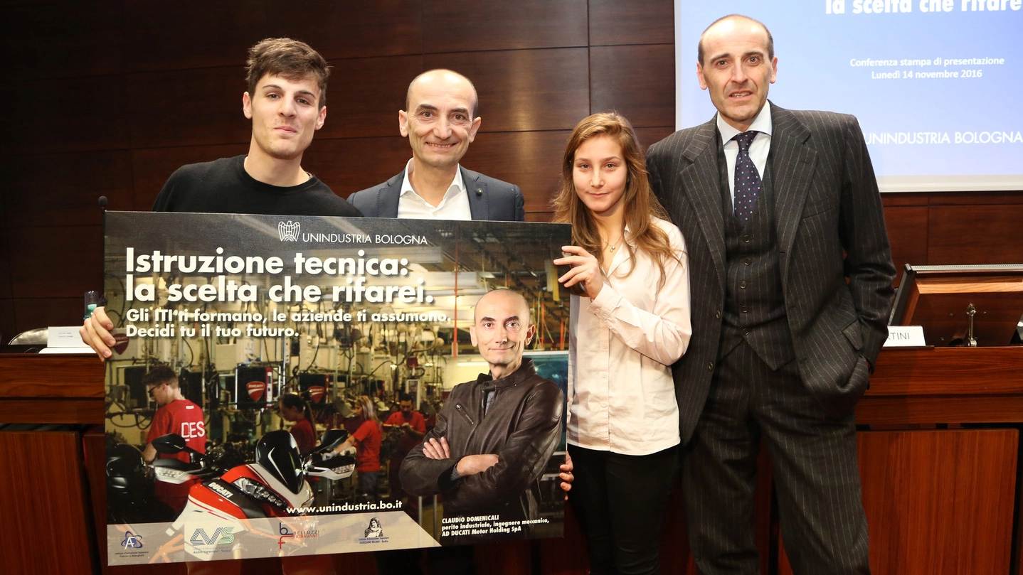 Mirco e Vanessa, i due testimonial dell’iniziativa, insieme con Claudio Domenical (Ducati) e Alberto Vacchi (Unindustria)