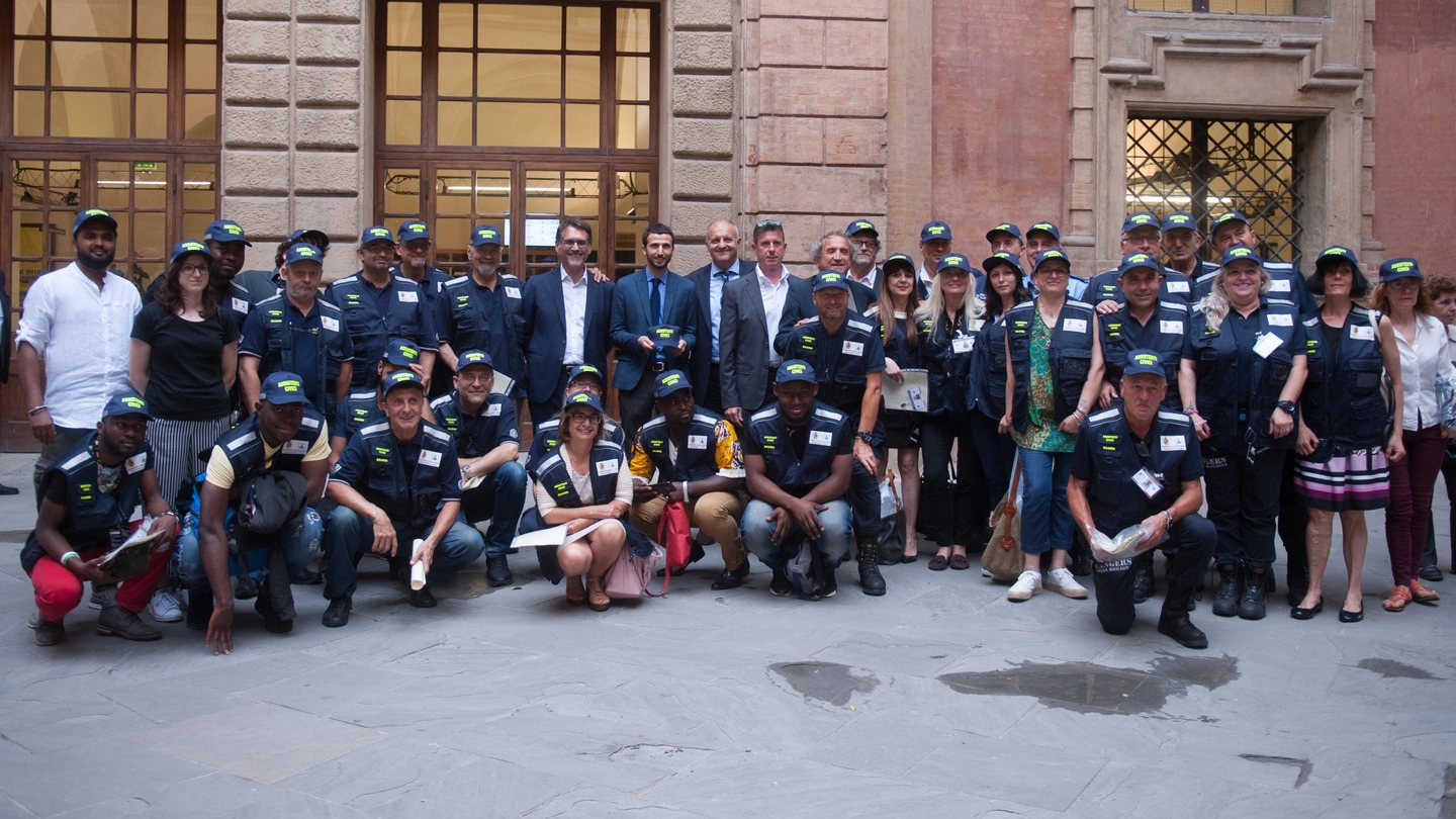 Foto di gruppo per i volontari con il sindaco Merola, l’assessore Aitini e il capo dei vigili Mignani