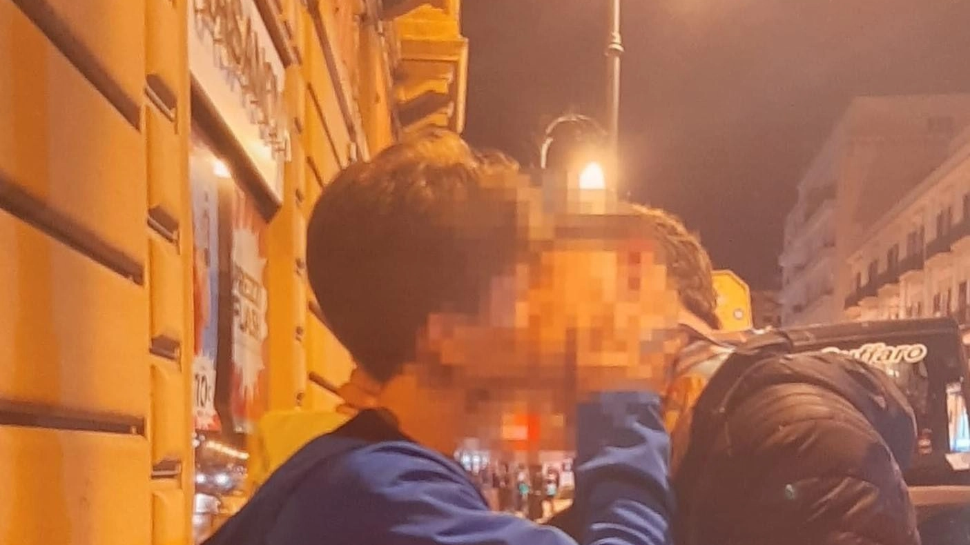 Il bacio gay a rischio censura  La giovane autrice della foto:  "Esprime la mia idea di libertà"