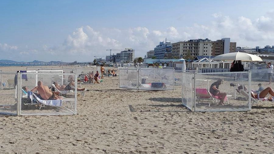 Lettini e ombrelloni aperti alla Spiaggia del Sole, zone 86-87