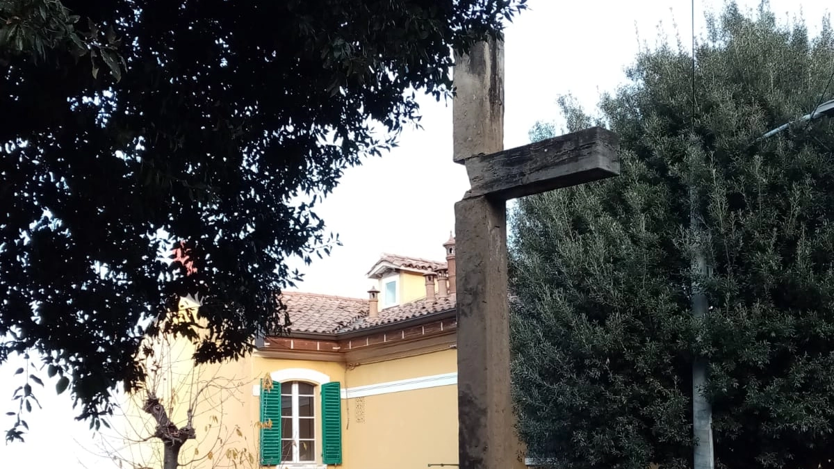 La Croce di via dell'Osservanza dopo il crollo 