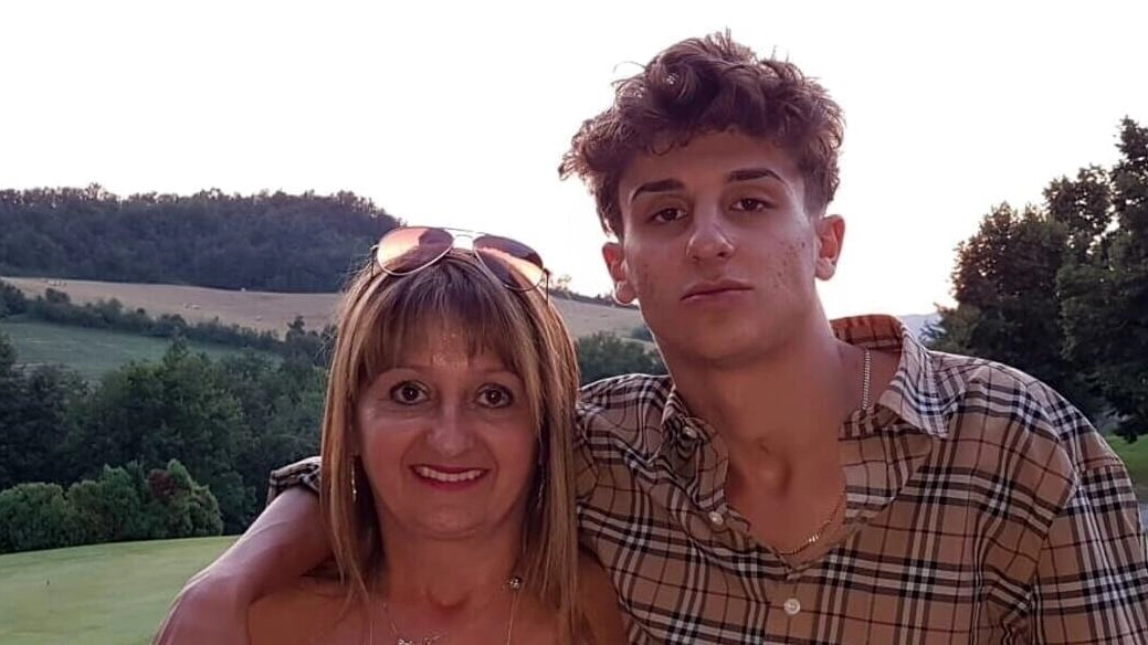 Alessandro Venturelli con sua madre Roberta Carassai, in una foto del passato