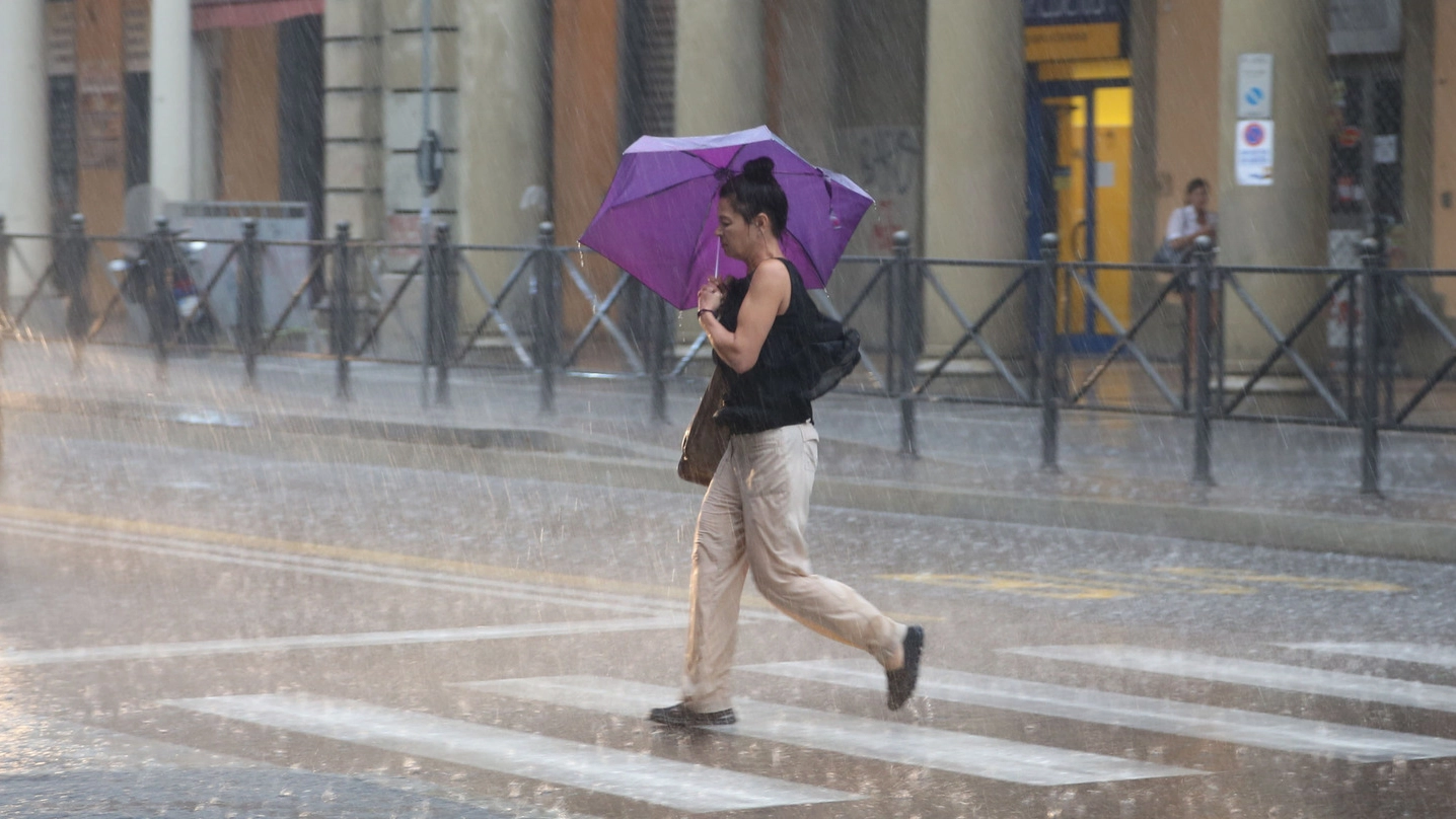 Un temporale in via Irnerio (Foto d’archivio)