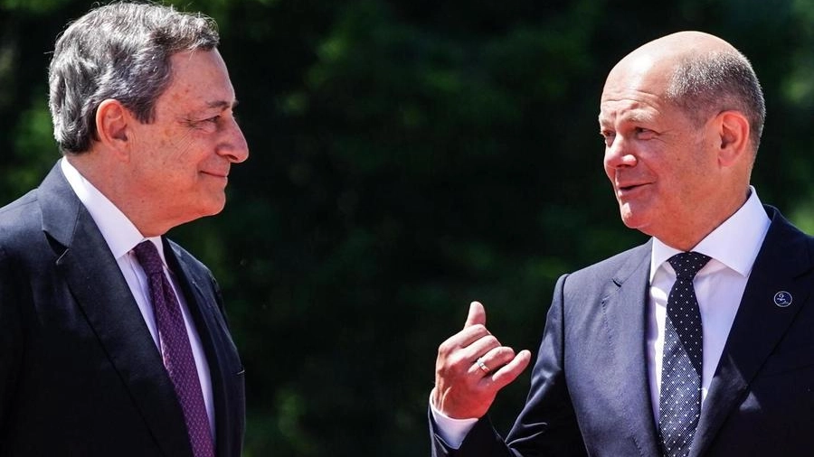 A sinistra, il premier italiano Mario Draghi, 74 anni, col cancelliere tedesco Olaf Scholz