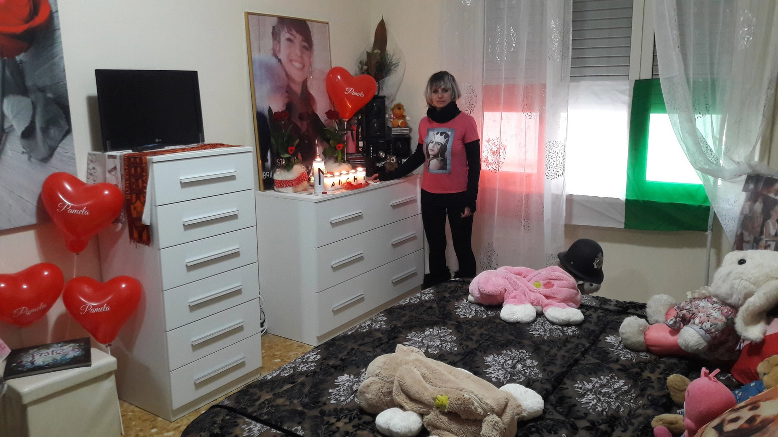 Alessandra Verni, la mamma di Pamela, all’interno della stanza della figlia