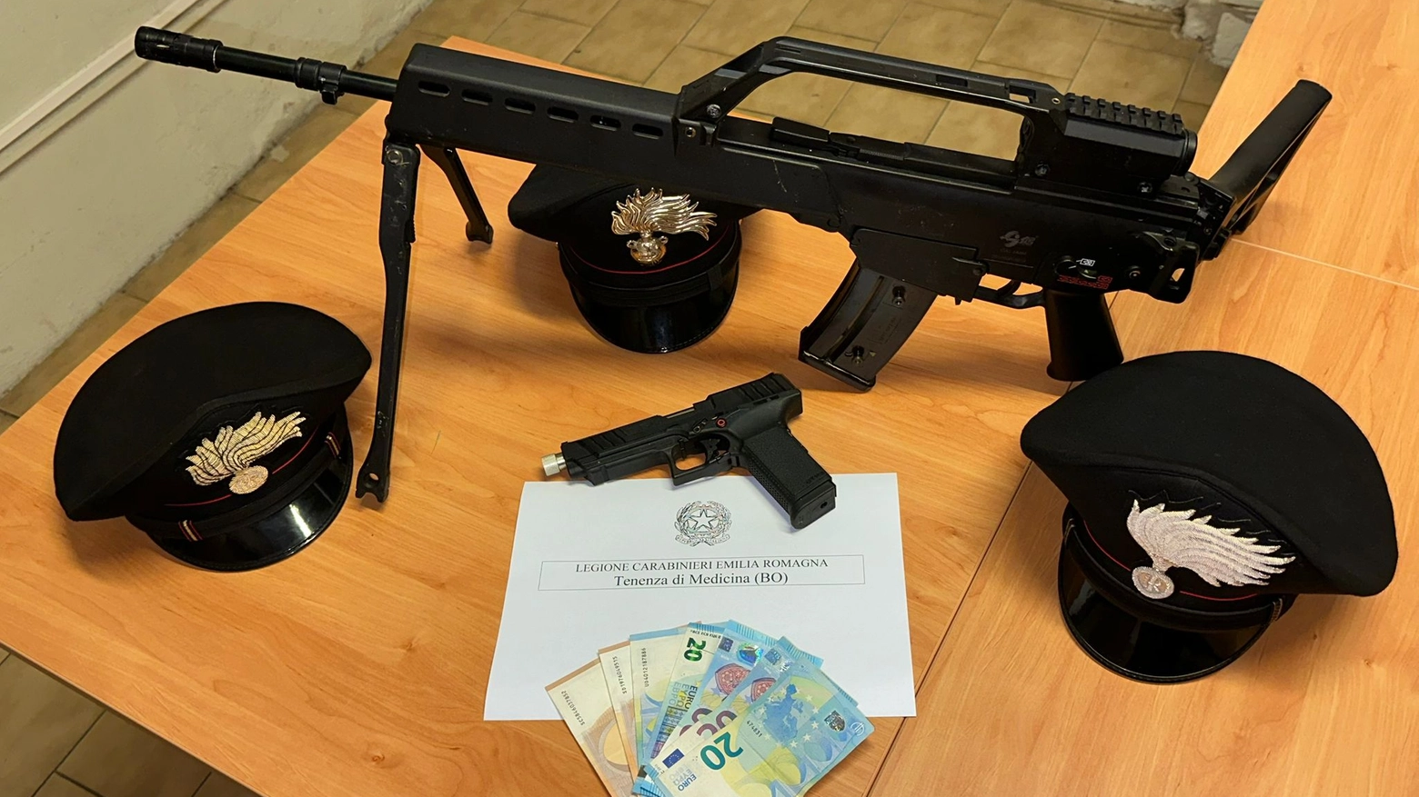 La pistola e il fucile d'assalto recuperati dai carabinieri
