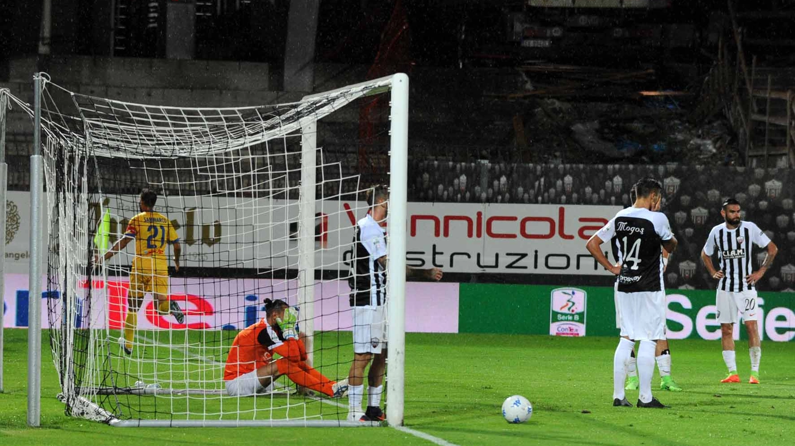 Il gol negli ultimi secondi che segna la sconfitta dell'Ascoli (foto Schicchi)