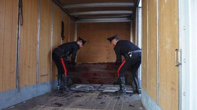 Un controllo dei carabinieri su un camion (foto di repertorio)