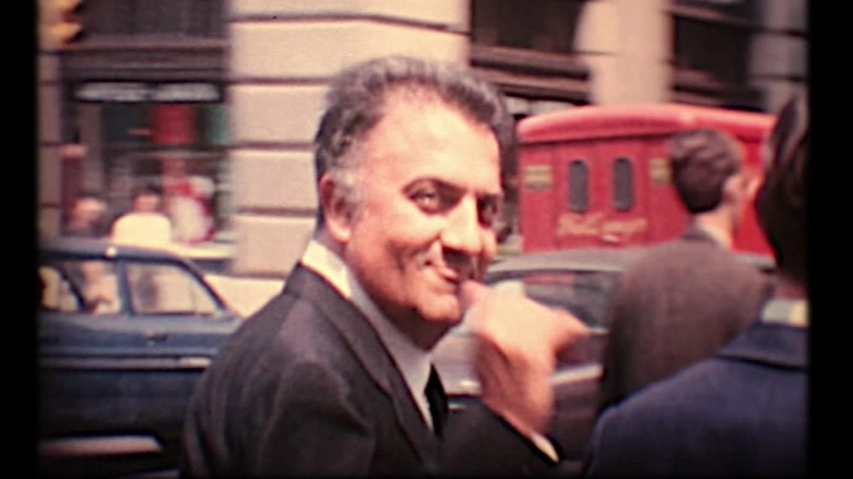 Il grande regista sorpreso per strada nel 1969, saluta e ammicca. Quale omaggio migliore per ricordare il compleanno del genio del cinema italiano