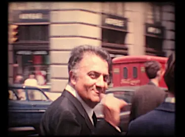 Federico Fellini, video inedito mentre passeggia a New York girato da un collezionista di Ferrara